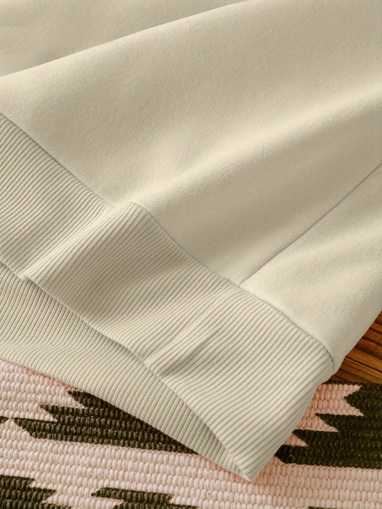 Women's Red Christmas Tree & Lettering Sweater - Cozy Winter Pullover with Round Neck Long Sleeve, Thickened Sweating-Reducing Blouse for Xmas Party Outfits, Family Gatherings (Machine Washable, Autumn/Winter Clothing)