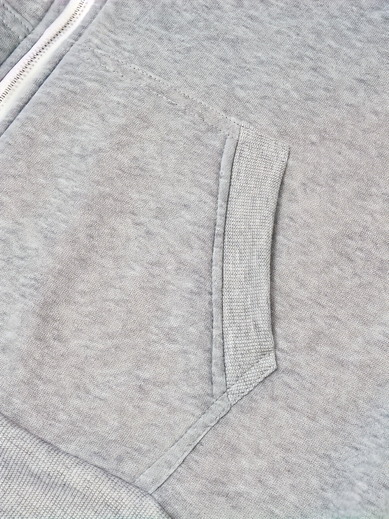 Տղամարդու ոճային գունային բլոկներով վերնաշապիկ՝ առօրյա, կայծակաճարմանդով և գլխարկով սվիտեր՝ առջևի գրպաններով, երկար թևքերով և երիզներով՝ շագանակագույն և սև դիզայնով, հարմարավետ աշնանային և ձմեռային հագուստի համար։