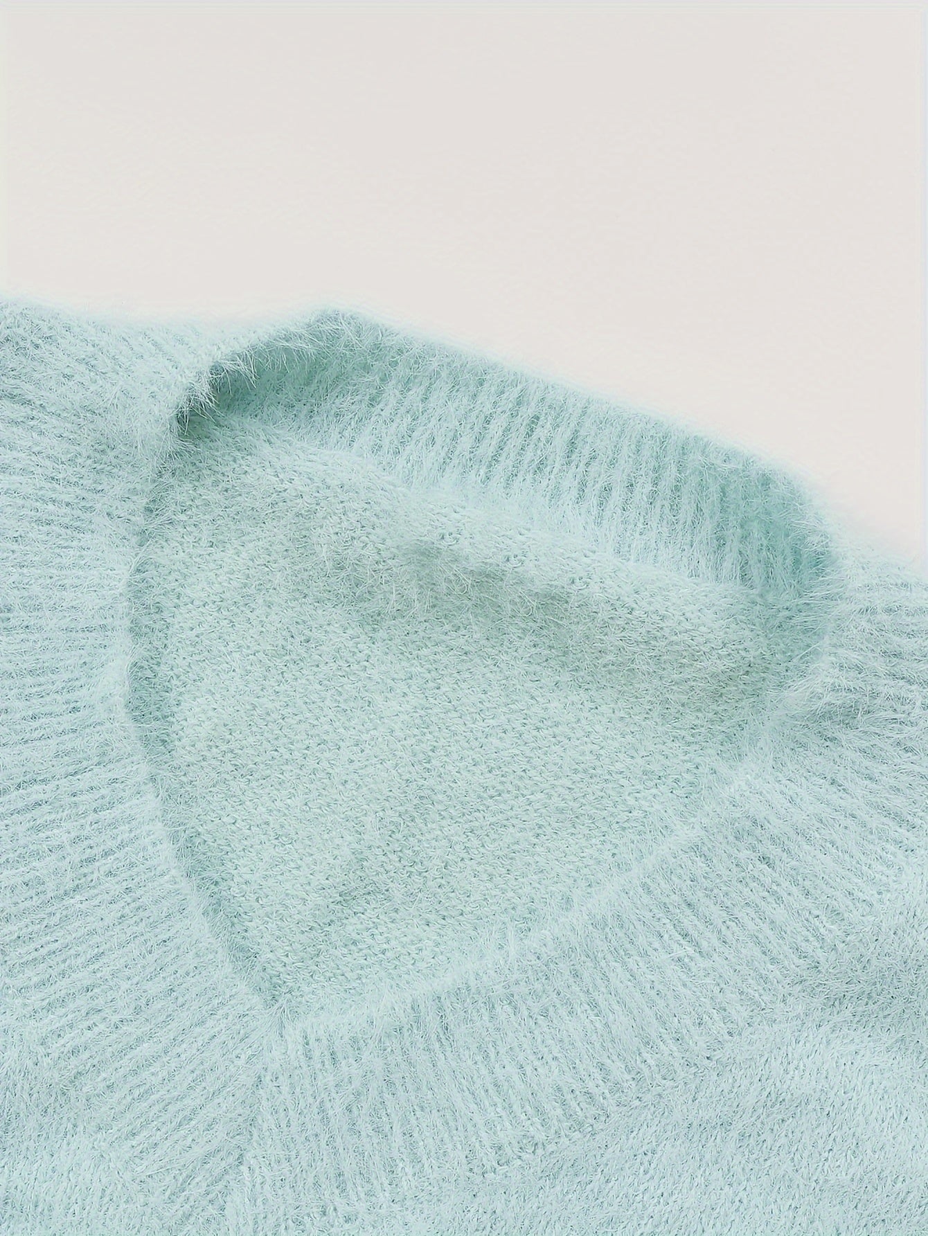 Մեծ չափս - Կանացի հարմարավետ դեղին V-ձև օձիքով սվիտեր՝ մարգարիտ կոճակներով և բրդյա եզրերով թևքերով - Ասիմետրիկ եզր, երկրաչափական նախշ, առօրյա ձմեռային սվիտեր առօրյա հագուստի համար, Ձմեռային հագուստ | V-ձև օձիքով սվիտեր | Մարգարիտ կոճակների մանրամասներ, Sw