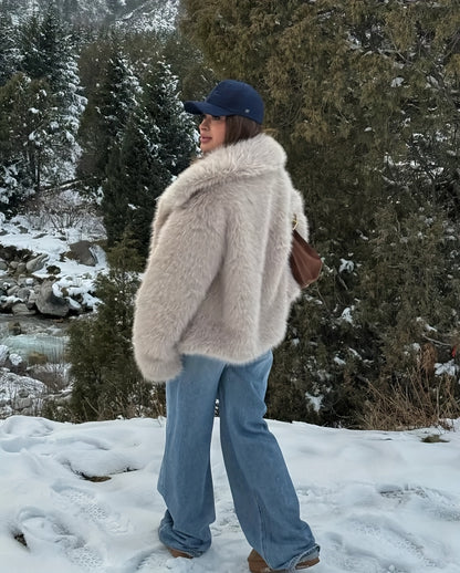 Կանացի էլեգանտ սպիտակ արհեստական ​​մորթուց վերարկու՝ կարճ երկարության ձմեռային բաճկոն՝ V-աձև դեկոլտեով և օձիքով, լվացքի մեքենայով լվացվող՝ նման վերնաշապիկի, բոլոր եղանակների կարճ վերարկու՝ երեկույթների կամ առօրյա հագուստի համար (առանց մեծ չափսերի)