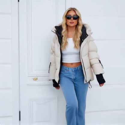 Կանացի ոճային բեժ գույնի փքված բաճկոն՝ առօրյա տաք ձմեռային վերարկու՝ սև եզրագծով, երկար թևքերով և կայծակաճարմանդով գլխարկով, պոլիեսթերային գործվածք՝ բացօթյա հարմարավետության համար։