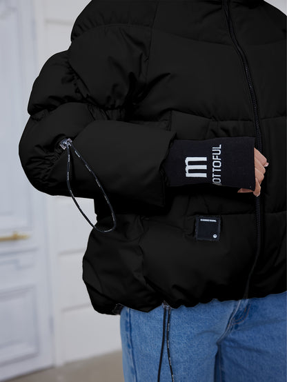 Կանացի ոճային բեժ գույնի փքված բաճկոն՝ առօրյա տաք ձմեռային վերարկու՝ սև եզրագծով, երկար թևքերով և կայծակաճարմանդով գլխարկով, պոլիեսթերային գործվածք՝ բացօթյա հարմարավետության համար։