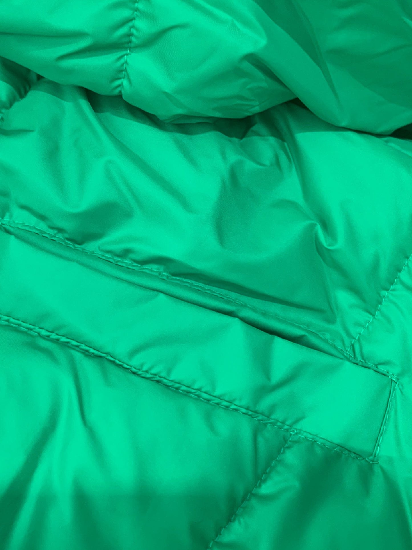 Կանացի նորաձև ձմեռային կայծակաճարմանդով և գլխարկով բաճկոն - ամենօրյա, հաստ վերնազգեստ գրպաններով, երկար թևքերով, չձգվող գործվածք, միագույն, 100գ/մ², իդեալական է ցուրտ եղանակի համար, ձմեռային հագուստ