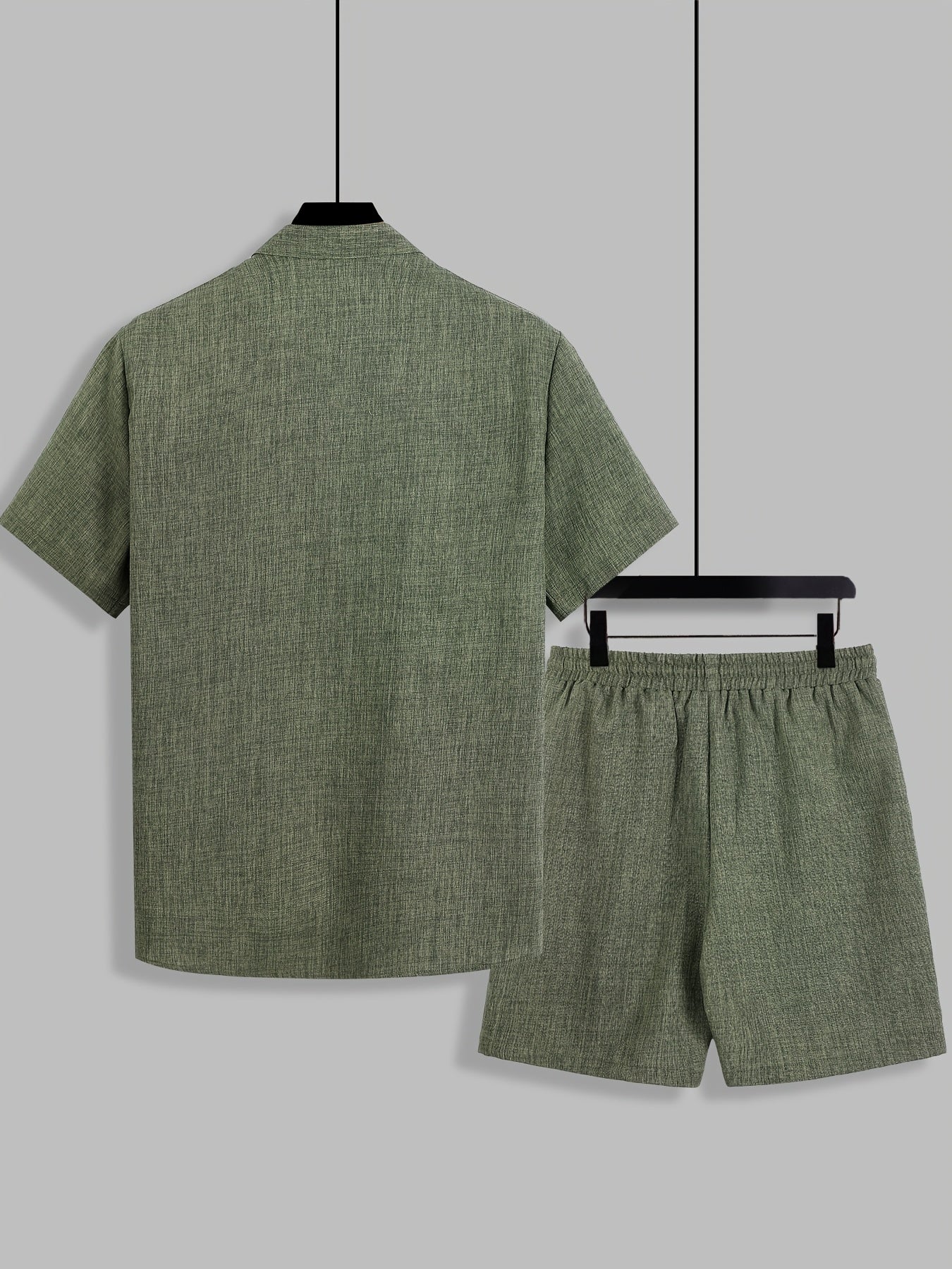 Տղամարդկանց ամառային հանդերձանք՝ միաձույլ գույնի կարճաթև կոճակով վերնաշապիկով, կանգառի օձիքով, կողային գրպաններով և սովորական շորտեր, կատարյալ տնային հագուստի համար: