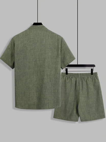 Տղամարդկանց ամառային հանդերձանք՝ միաձույլ գույնի կարճաթև կոճակով վերնաշապիկով, կանգառի օձիքով, կողային գրպաններով և սովորական շորտեր, կատարյալ տնային հագուստի համար: