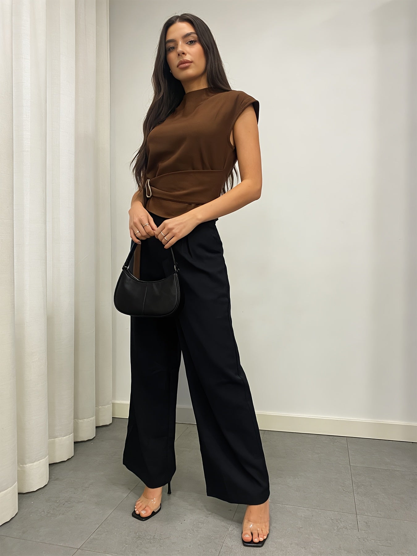 A Women'S Outfit Consisting of a Top And Straight-Leg Pants, Featuring a Half-High Collar, Short Sleeves, a Fitted Waist with a Wavy Buckle, Paired with a Tailored Narrow-Leg Wide Pant That Creates a Effect And an Elegant Dra - ayq