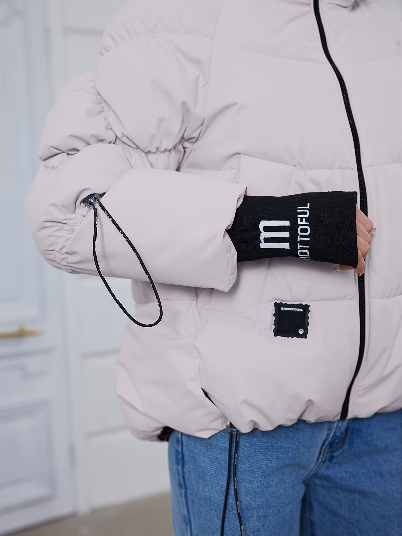 Կանացի ոճային բեժ գույնի փքված բաճկոն՝ առօրյա տաք ձմեռային վերարկու՝ սև եզրագծով, երկար թևքերով և կայծակաճարմանդով գլխարկով, պոլիեսթերային գործվածք՝ բացօթյա հարմարավետության համար։