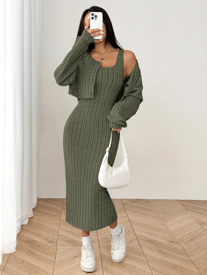 Կանացի աշնանային և ձմեռային հանդերձանք՝ երկու մասից բաղկացած հավաքածու՝ երկար թևքերով վերնաշապիկով, վերարկուով և կամիզոլ զգեստով։