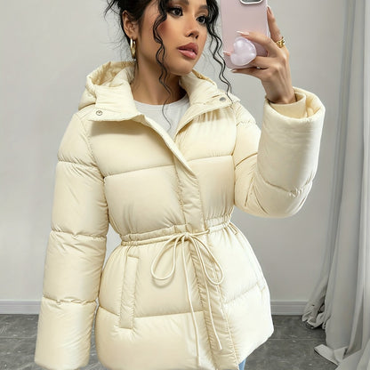 Կանացի էլեգանտ սև փքված բաճկոն՝ միջին երկարության, ազատ չափսերով, կարգավորվող լարով գոտկատեղով, երկար թևքերով և առջևի կայծակաճարմանդով, առօրյա ձմեռային վերնազգեստ ցուրտ եղանակի համար, ձմեռային բաճկոն