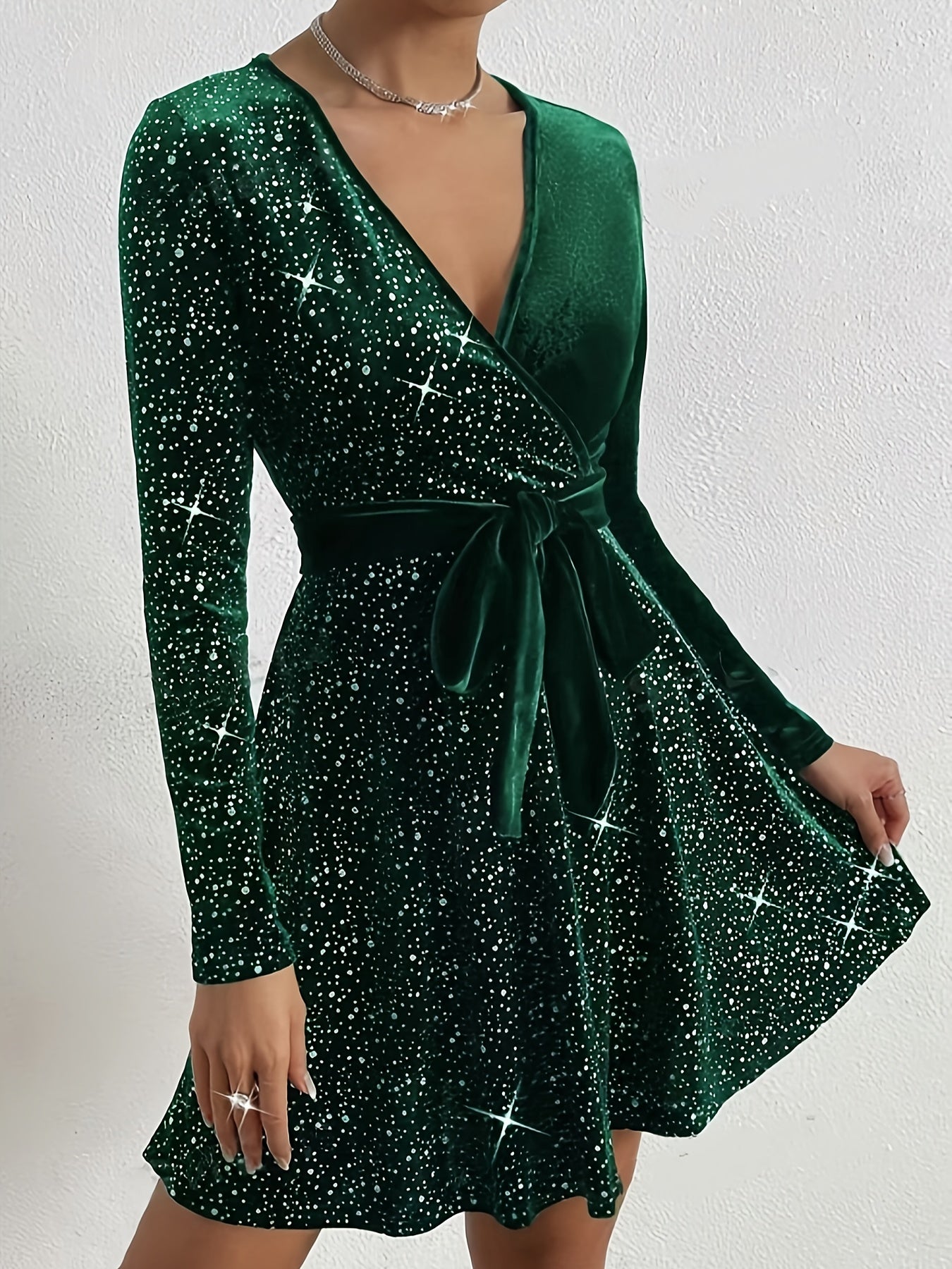 Կանացի էլեգանտ թավշյա զգեստ՝ խաչաձև վզնոցով և գոտիով - երկար թևքերով, սև՝ փայլուն աստղերով, պոլիեսթերի խառնուրդով, լվացվող մեքենայով, իդեալական է առօրյա կամ երեկոյան հագուստի համար