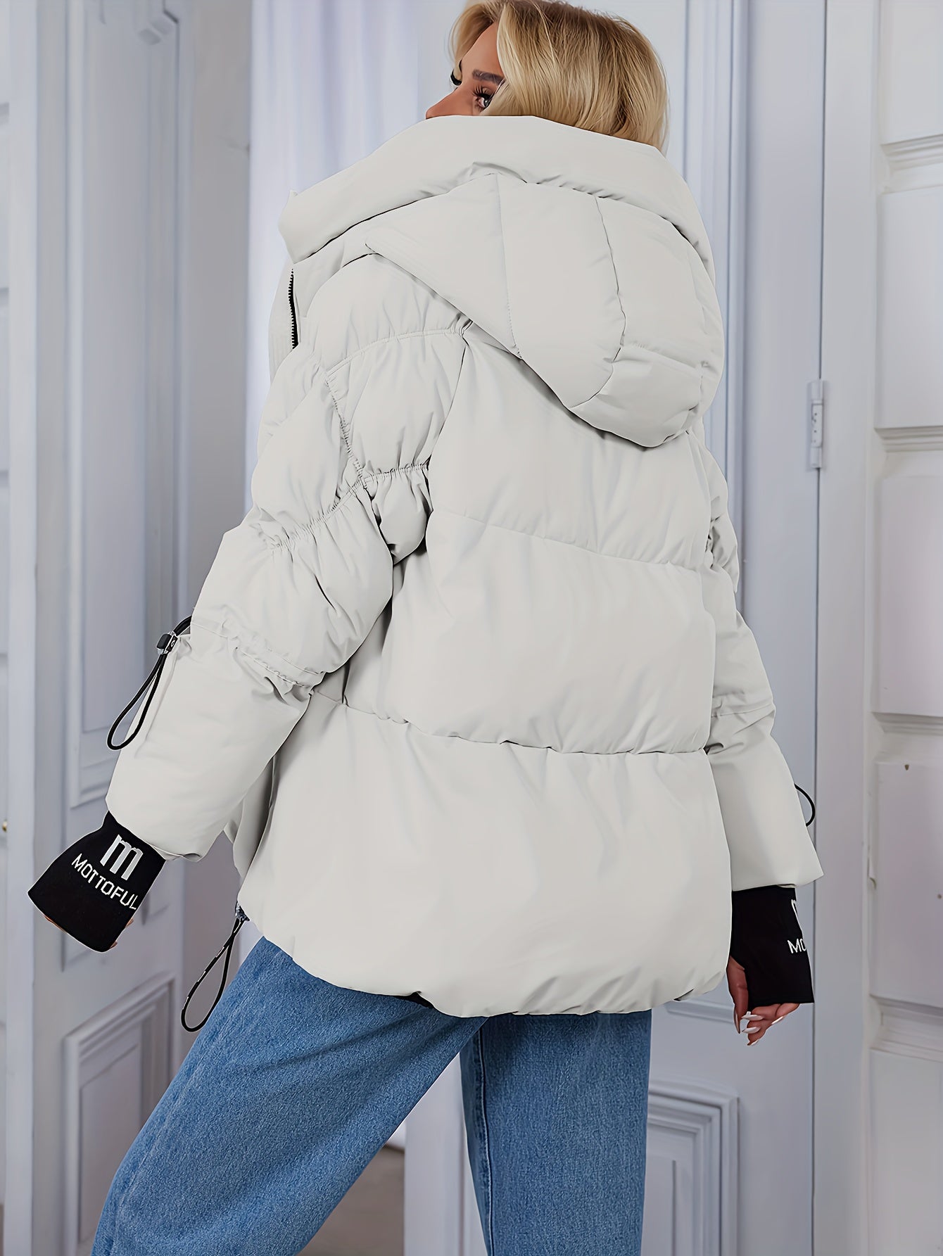 Կանացի ոճային բեժ գույնի փքված բաճկոն՝ առօրյա տաք ձմեռային վերարկու՝ սև եզրագծով, երկար թևքերով և կայծակաճարմանդով գլխարկով, պոլիեսթերային գործվածք՝ բացօթյա հարմարավետության համար։