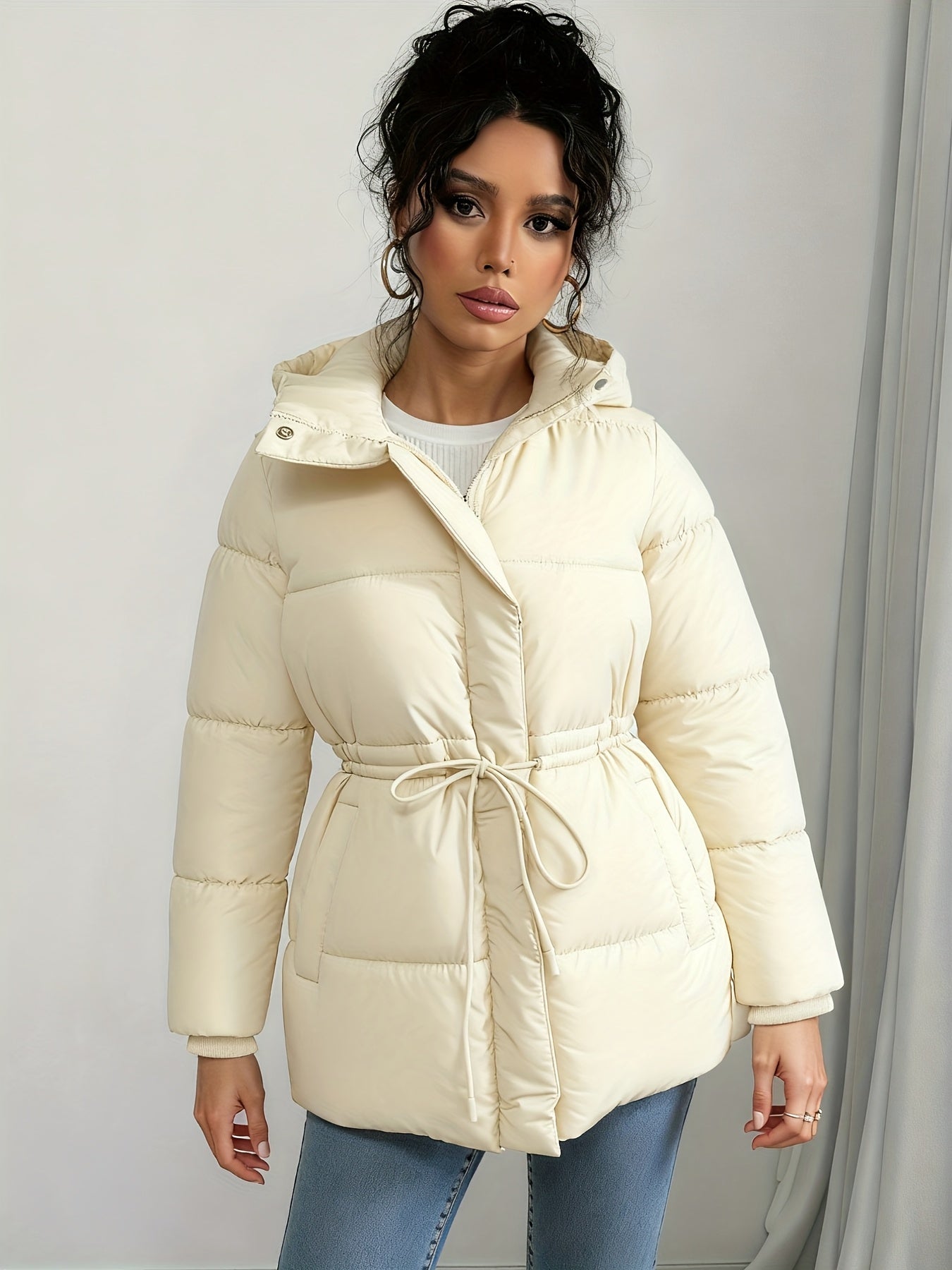 Կանացի էլեգանտ սև փքված բաճկոն՝ միջին երկարության, ազատ չափսերով, կարգավորվող լարով գոտկատեղով, երկար թևքերով և առջևի կայծակաճարմանդով, առօրյա ձմեռային վերնազգեստ ցուրտ եղանակի համար, ձմեռային բաճկոն