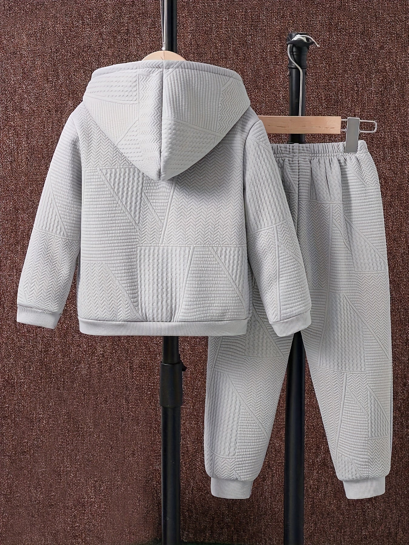 2 հատ տղաների համար նախատեսված առօրյա հագուստի հավաքածու, երկար թևքերով գլխարկով բաճկոն՝ ասեղնագործությամբ և կայծակաճարմանդով, երկրաչափական նախշերով տրիկոտաժե տաբատ, պոլիեսթերից և սպանդեքսի աստառով, սովորական չափսի՝ աշուն/ձմեռ, բացօթյա օգտագործման համար