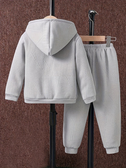 2 հատ տղաների համար նախատեսված առօրյա հագուստի հավաքածու, երկար թևքերով գլխարկով բաճկոն՝ ասեղնագործությամբ և կայծակաճարմանդով, երկրաչափական նախշերով տրիկոտաժե տաբատ, պոլիեսթերից և սպանդեքսի աստառով, սովորական չափսի՝ աշուն/ձմեռ, բացօթյա օգտագործման համար