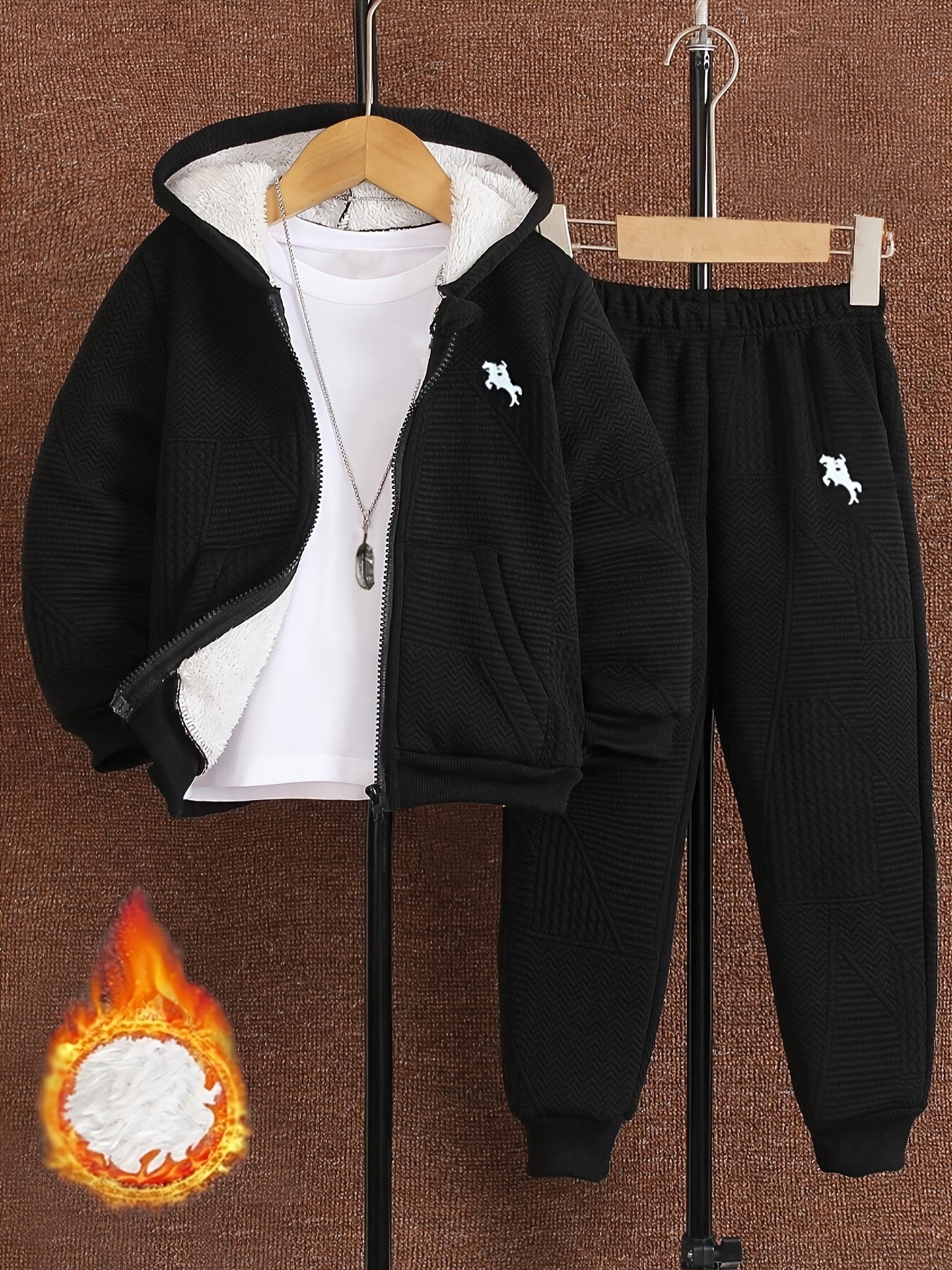 2 հատ տղաների համար նախատեսված առօրյա հագուստի հավաքածու, երկար թևքերով գլխարկով բաճկոն՝ ասեղնագործությամբ և կայծակաճարմանդով, երկրաչափական նախշերով տրիկոտաժե տաբատ, պոլիեսթերից և սպանդեքսի աստառով, սովորական չափսի՝ աշուն/ձմեռ, բացօթյա օգտագործման համար