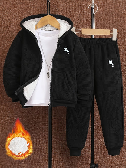 2 հատ տղաների համար նախատեսված առօրյա հագուստի հավաքածու, երկար թևքերով գլխարկով բաճկոն՝ ասեղնագործությամբ և կայծակաճարմանդով, երկրաչափական նախշերով տրիկոտաժե տաբատ, պոլիեսթերից և սպանդեքսի աստառով, սովորական չափսի՝ աշուն/ձմեռ, բացօթյա օգտագործման համար