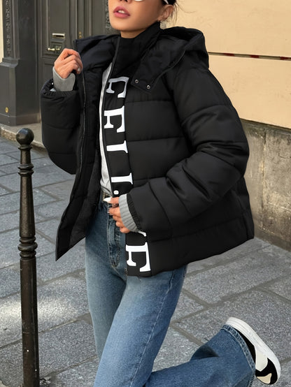 Կանացի առօրյա գլխարկով բաճկոն՝ համարձակ տառային նախշերով, հարմարավետ ձմեռային քամուց պաշտպանող վերարկու, 100% պոլիեսթերից կայծակաճարմանդով գրպաններով միջին երկարության բաճկոն, լվացքի մեքենայով լվացվող սառը եղանակի հագուստ - կատարյալ նվեր նրա համար