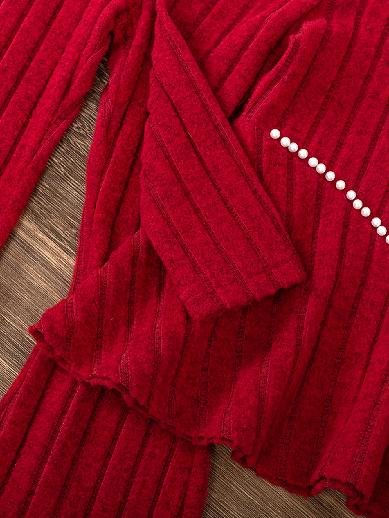 Երիտասարդ աղջիկների նորաձև, առօրյա, միագույն, գծավոր, ուլունքավոր, ծալքավոր ուսերով, երկար թևքերով, կլոր վզնոցով, V-ձև, միջին բարձրության սուլովեր՝ համապատասխան առաձգական գոտկատեղով, լայնացած տաբատով՝ բացօթյա օգտագործման համար