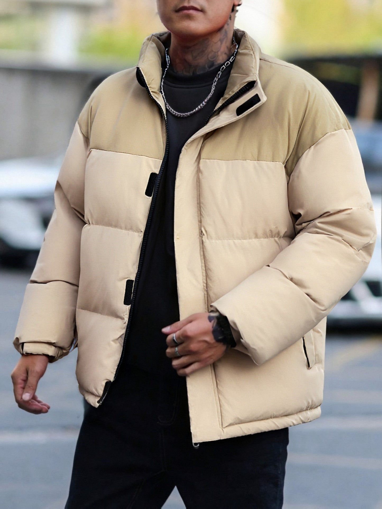 Տղամարդու ձմեռային գունային բլոկներով բաճկոն՝ կանգնած օձիքով - սև և առօրյա տաք վերարկու՝ բացօթյա օգտագործման համար, պոլիեսթերով լցված կայծակաճարմանդ առջևի մասով, սովորական չափսի՝ ցուրտ եղանակի համար, չձգվող գործվածք