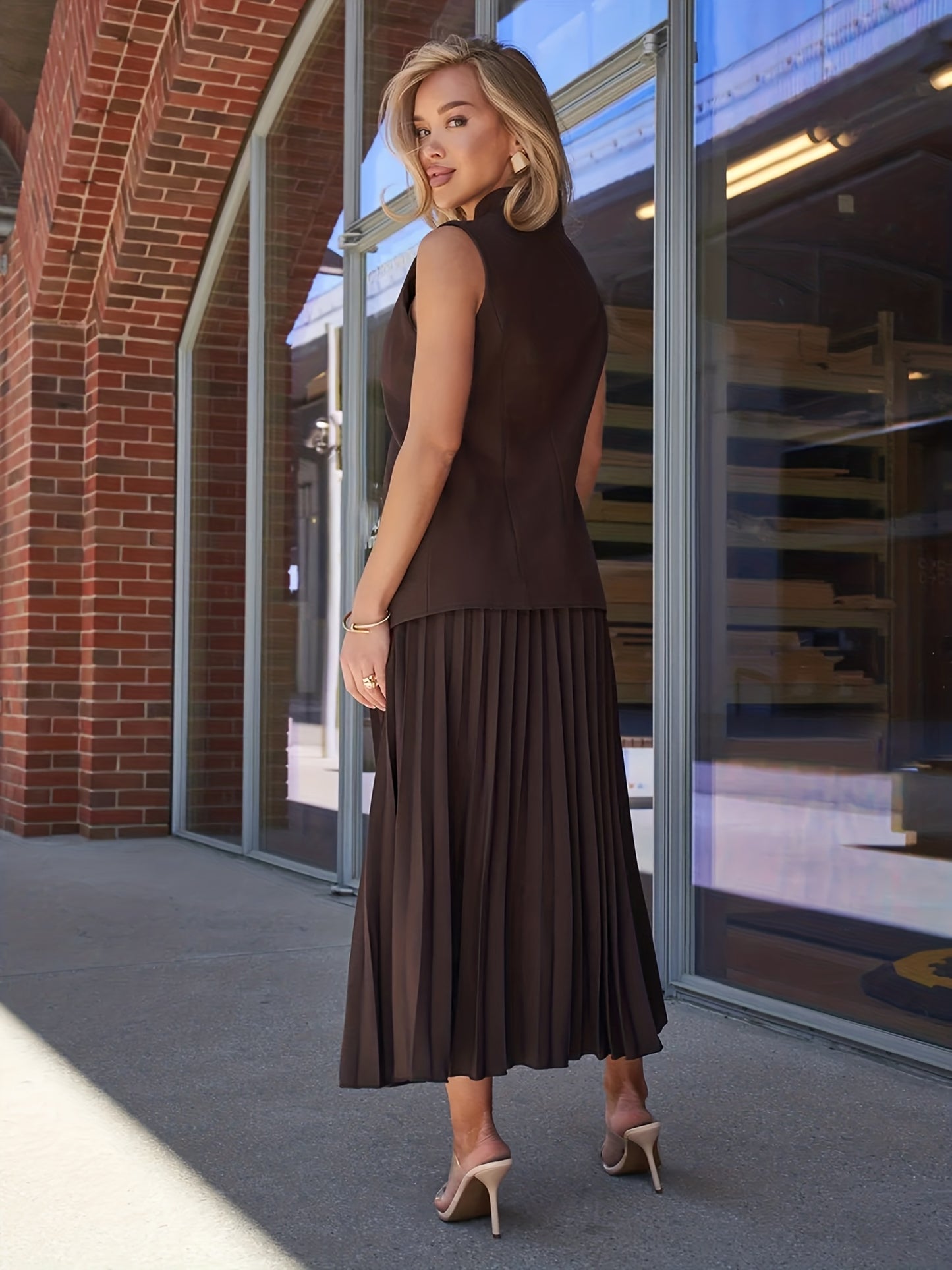 Women's Sleeveless Jacket and Pleated Skirt Set for Vacation