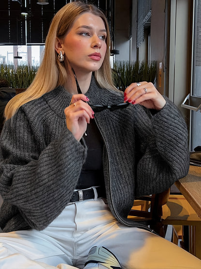 Նոր աշուն-ձմեռ՝ ազատ, նորաձև, կայծակաճարմանդով սվիտեր-բաճկոն, միագույն, առօրյա կարդիգան՝ երկար ուսերի կարերով և կարճ երկարությամբ