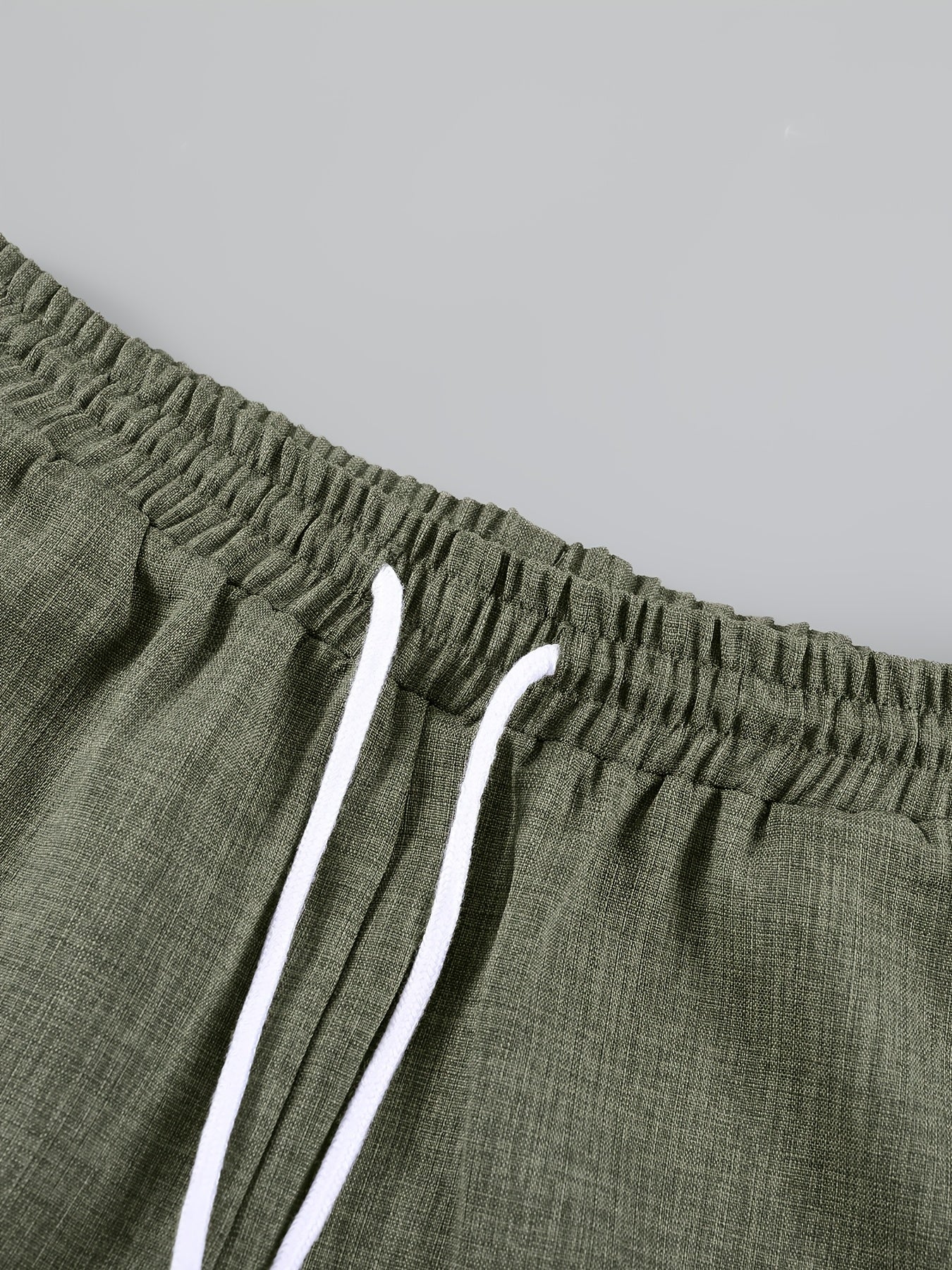 Տղամարդկանց ամառային հանդերձանք՝ միաձույլ գույնի կարճաթև կոճակով վերնաշապիկով, կանգառի օձիքով, կողային գրպաններով և սովորական շորտեր, կատարյալ տնային հագուստի համար: