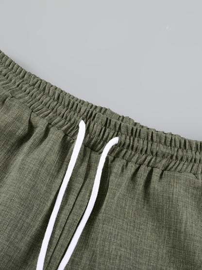 Տղամարդկանց ամառային հանդերձանք՝ միաձույլ գույնի կարճաթև կոճակով վերնաշապիկով, կանգառի օձիքով, կողային գրպաններով և սովորական շորտեր, կատարյալ տնային հագուստի համար: