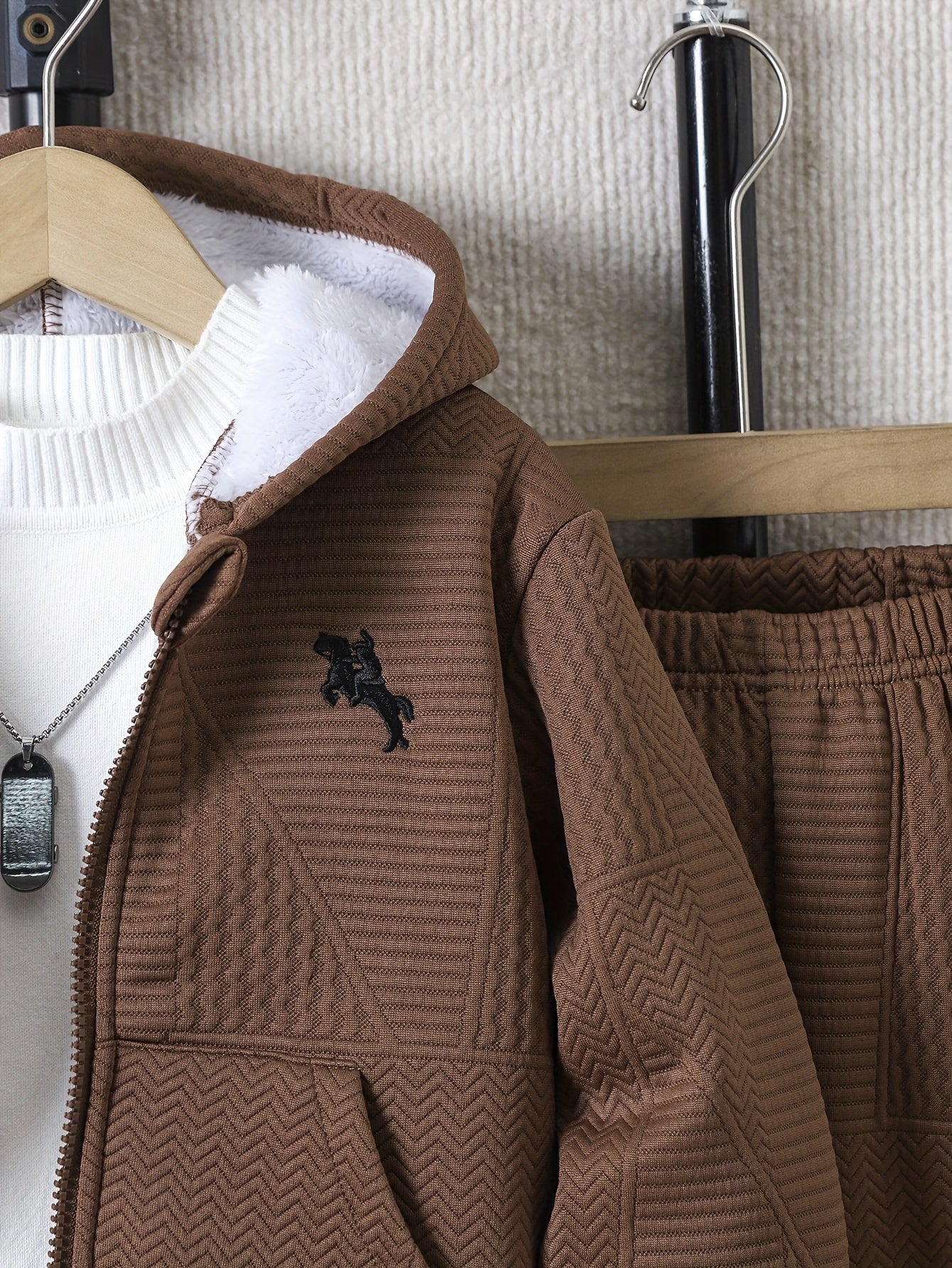 2 հատ տղաների համար նախատեսված առօրյա հագուստի հավաքածու, երկար թևքերով գլխարկով բաճկոն՝ ասեղնագործությամբ և կայծակաճարմանդով, երկրաչափական նախշերով տրիկոտաժե տաբատ, պոլիեսթերից և սպանդեքսի աստառով, սովորական չափսի՝ աշուն/ձմեռ, բացօթյա օգտագործման համար