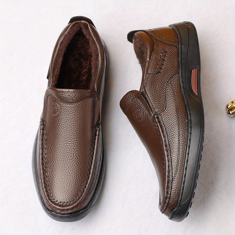 A Pair of Genuine Leather Men'S Shoes, Featuring Warm And Cozy Casual Leather Shoes with Plush Lining for Autumn And Winter. Made from High-Quality First-Layer Cowhide, The Shoe'S Surface Showcases a Delicate Texture That Hig