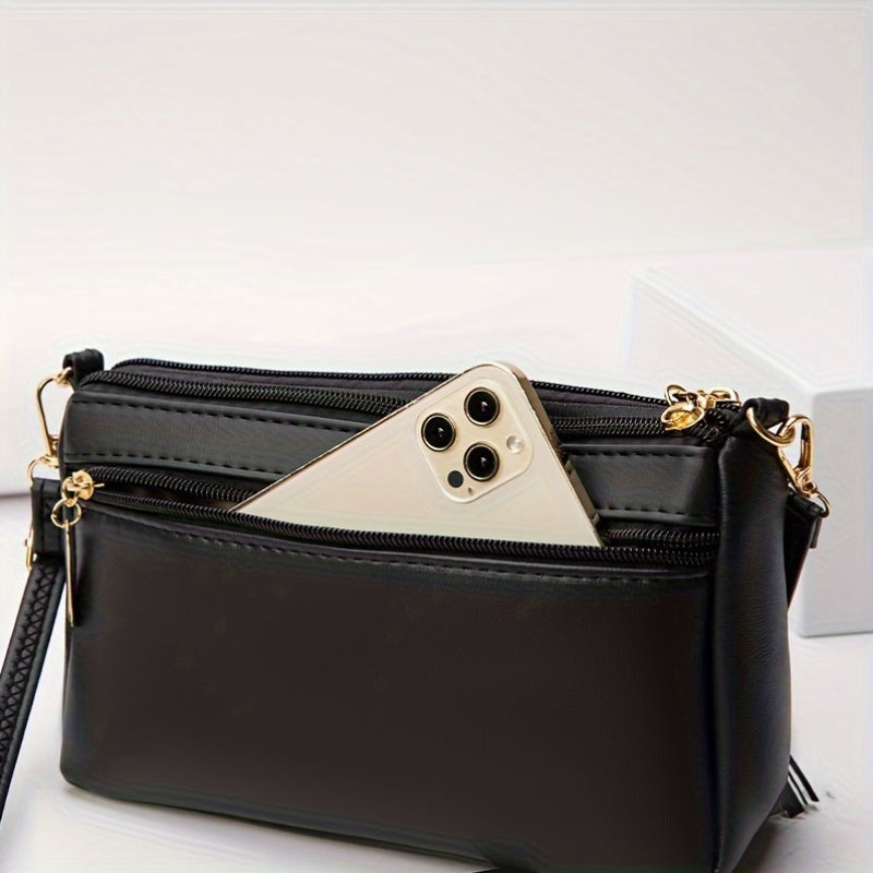 Կանացի կարված, մեծ տարողությամբ, ամենօրյա ուսի պայուսակ՝ ծոպավոր զարդարանքներով, բազմաթիվ կայծակաճարմանդներով և կարգավորվող ուսի գոտիով