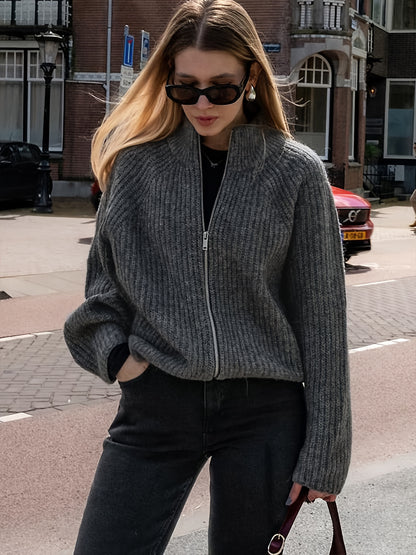 Նոր աշուն-ձմեռ՝ ազատ, նորաձև, կայծակաճարմանդով սվիտեր-բաճկոն, միագույն, առօրյա կարդիգան՝ երկար ուսերի կարերով և կարճ երկարությամբ