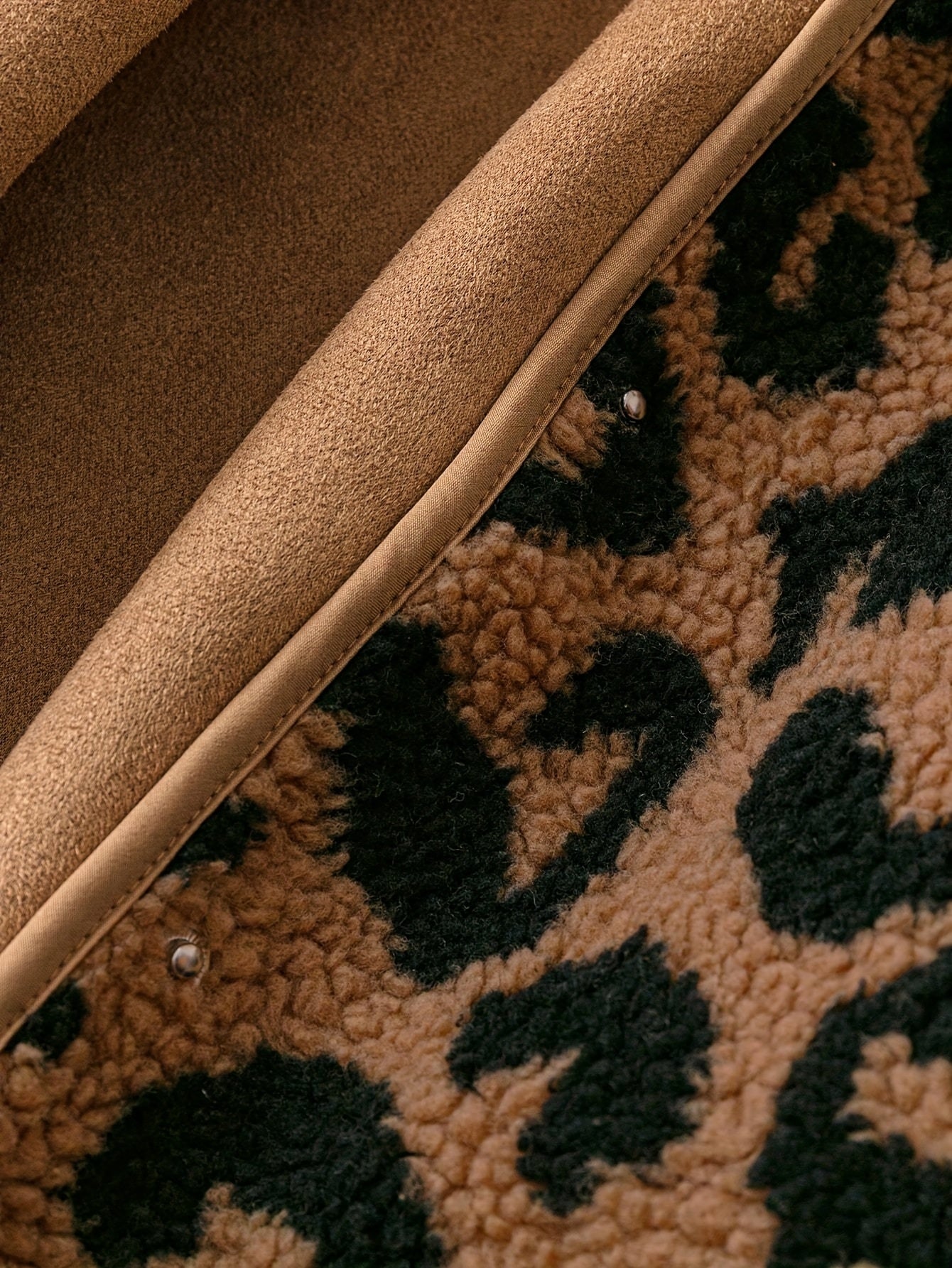 Կանացի էլեգանտ ընձառյուծի նախշերով երկար թևքով բաճկոն - հարմարավետ ձմեռային ջերմություն, չձգվող գործվածք, կանոնավոր չափսերով և կոճակներով փակմամբ, իդեալական է աշնանային և ձմեռային ճանապարհորդությունների համար։