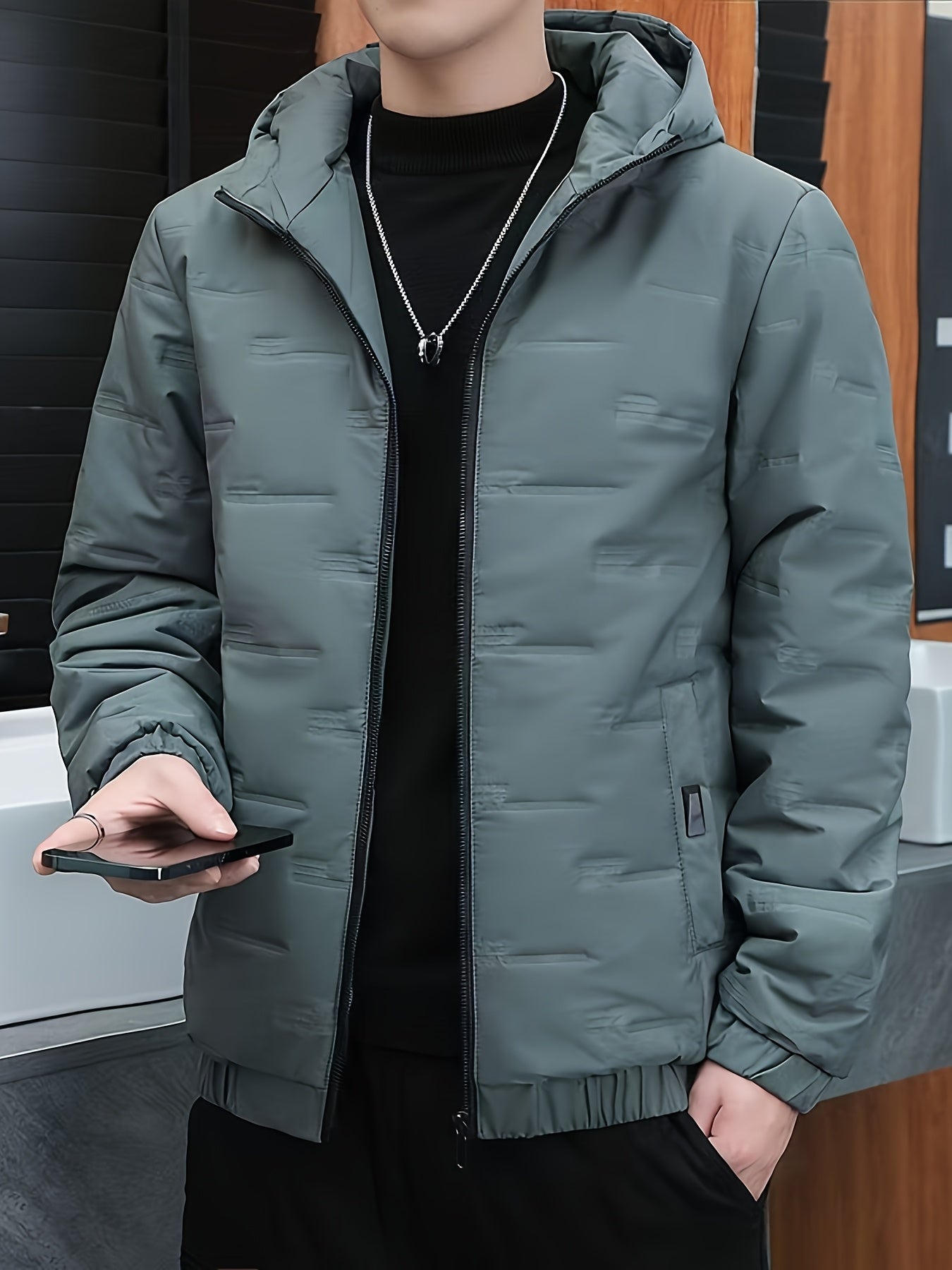 Տղամարդու ձմեռային քամուց պաշտպանող բաճկոն, հաստացված, մեկուսացված, քոլեջի ոճի, գլխարկով վերարկու՝ կայծակաճարմանդով առջևի մասով, գրպաններով և լվացքի մեքենայով լվացվող - Միագույն՝ լեռնագնացության և բացօթյա գործունեության համար