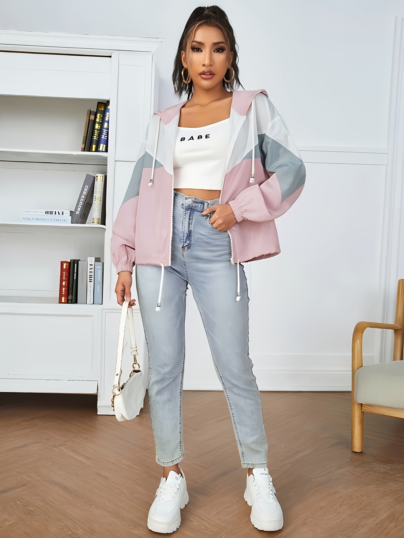 Նորաձև, ուսերը իջեցված, գլխարկով, գունային բլոկներով արևապաշտպան բաճկոն՝ կայծակաճարմանդով և լարով