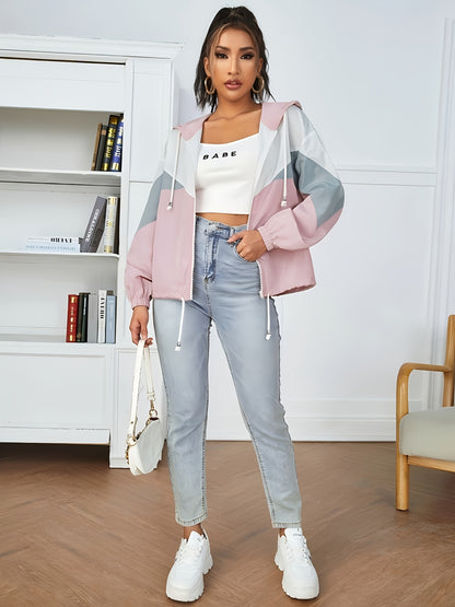 Նորաձև, ուսերը իջեցված, գլխարկով, գունային բլոկներով արևապաշտպան բաճկոն՝ կայծակաճարմանդով և լարով