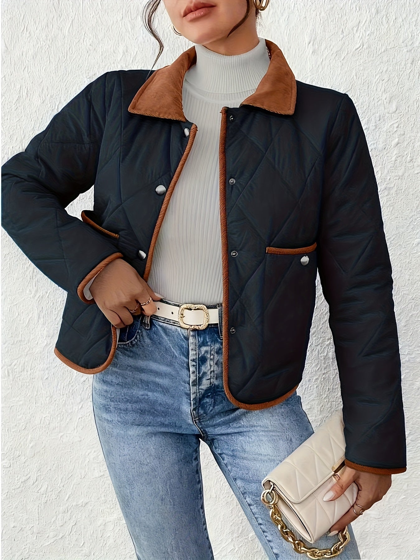 Կանացի նորաձև, էլեգանտ, երկգույն գործվածքից կարճ բաճկոն, գունային բլոկներով օձիք, երկար թևքերով, հարմար է բոլոր առիթների համար, աշնանային և ձմեռային