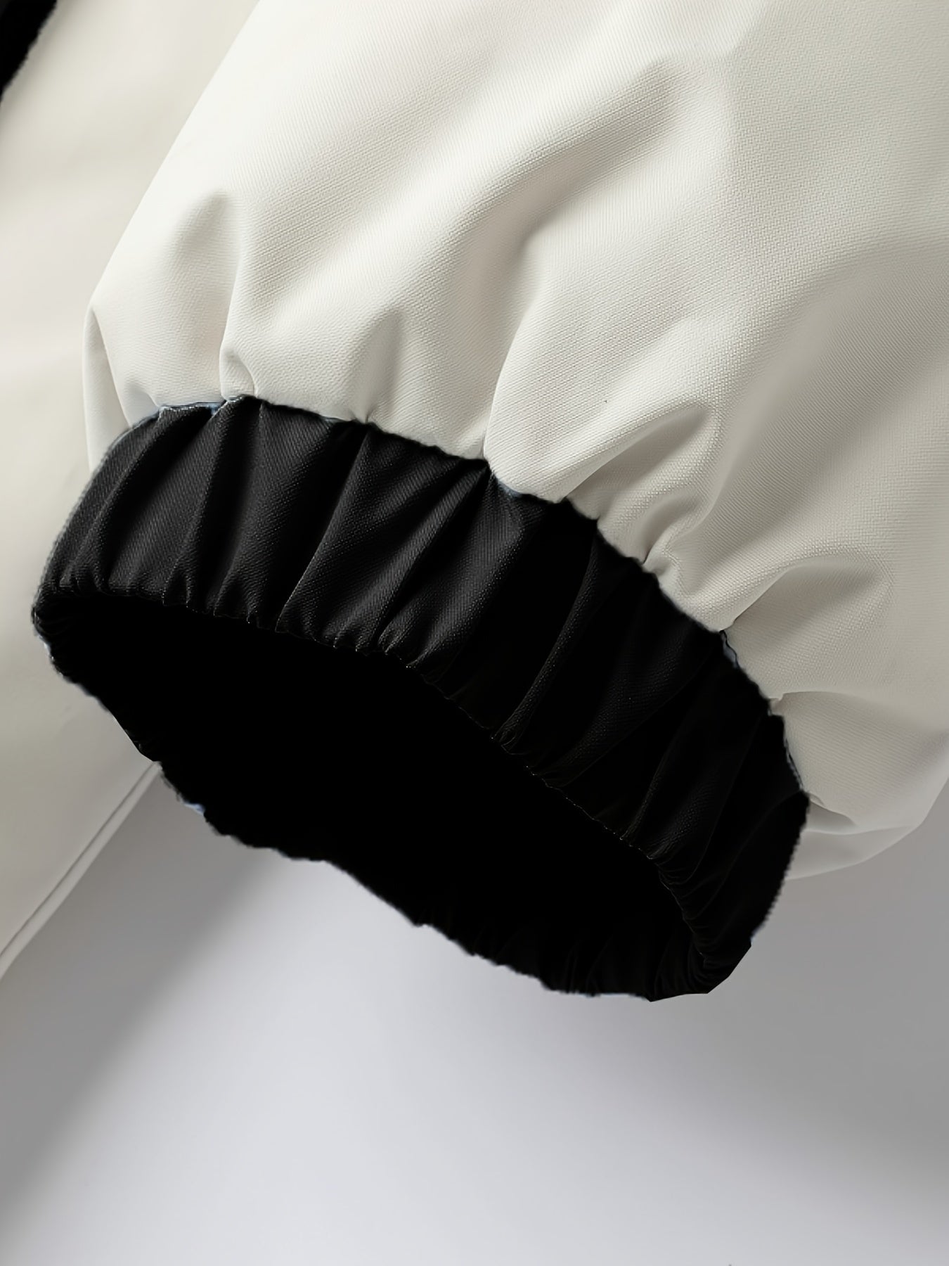 Տղամարդու երկկողմանի ձմեռային բաճկոն՝ հաստացված, կանգուն օձիքով, կայծակաճարմանդով և «MADEASURABLE» և «I CONUT» գրությամբ, սև և սպիտակ, սովորական չափսի՝ աշնանային և ձմռան համար, աշնանային վերնազգեստ, համարձակ գրություն, դիմացկուն գործվածք