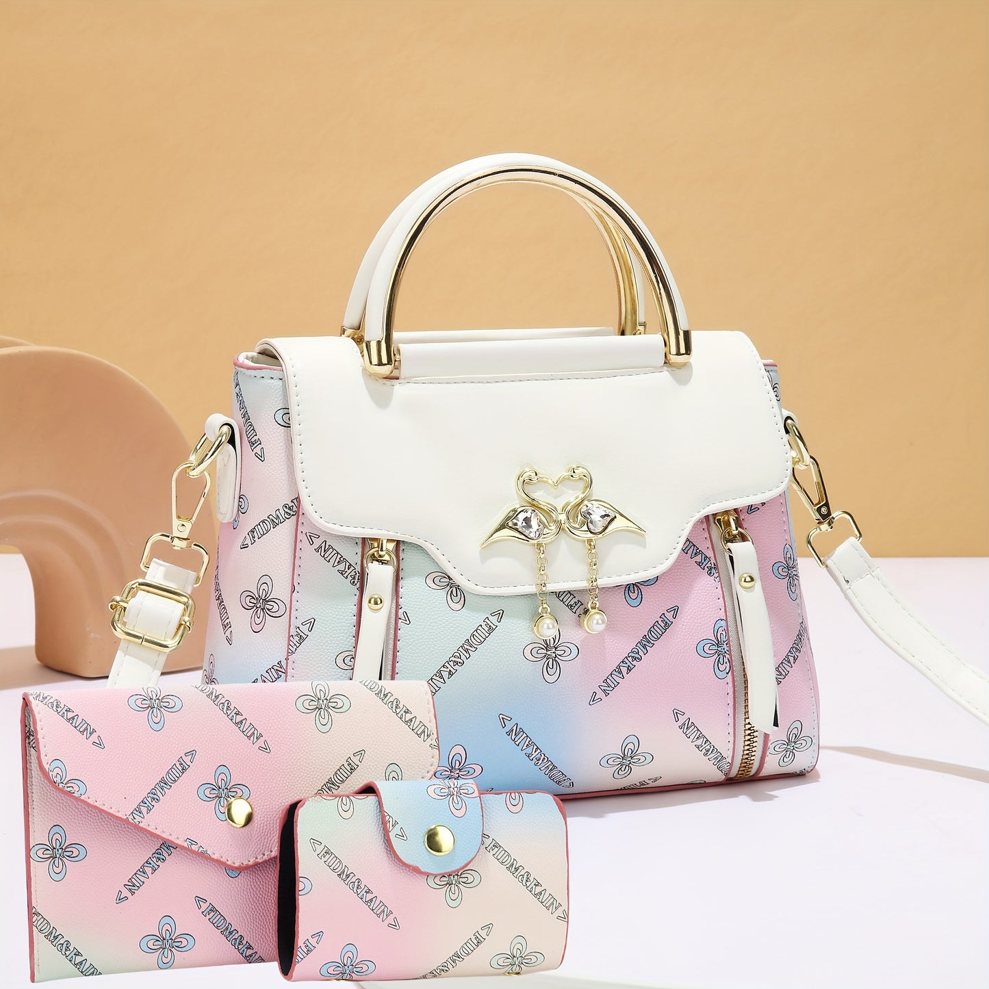 Կանացի պայուսակների հավաքածու՝ երեք հատից բաղկացած. տպագիր ուսի պայուսակներ, ոճային ձեռքի պայուսակներ և բազմակողմանի ուսապարկեր՝ մարմնին կպցնելու համար