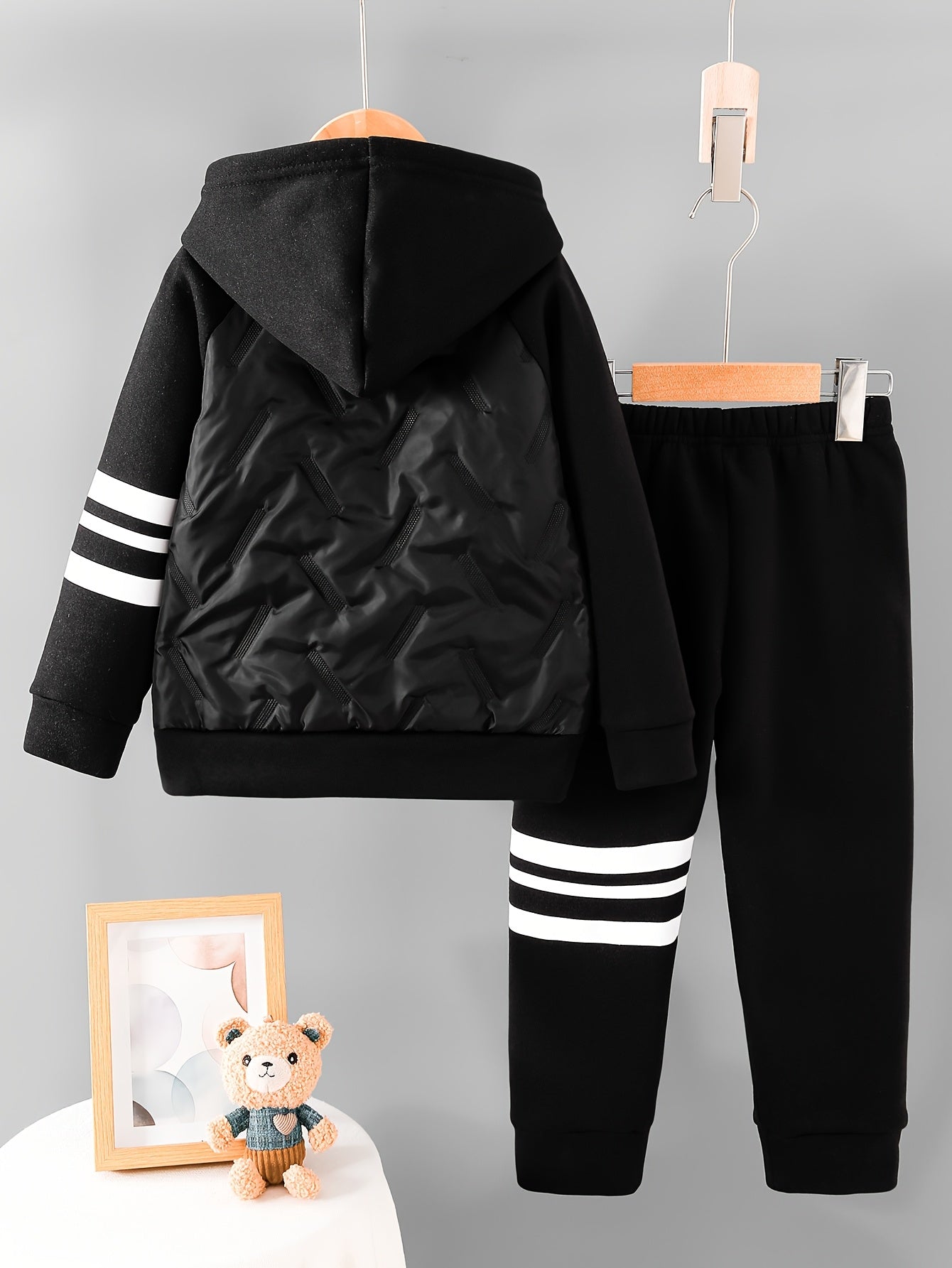 Boys' Autumn/Winter New Jacket with Striped Print, Letter Patch, Zipper Hooded Thickened Warm Coat and Casual Comfortable Everyday Versatile Sweatpants 2pcs Set, Perfect for Outdoor