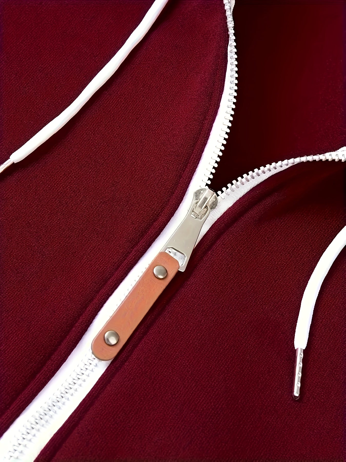 Տղամարդու ոճային գունային բլոկներով վերնաշապիկ՝ առօրյա, կայծակաճարմանդով և գլխարկով սվիտեր՝ առջևի գրպաններով, երկար թևքերով և երիզներով՝ շագանակագույն և սև դիզայնով, հարմարավետ աշնանային և ձմեռային հագուստի համար։