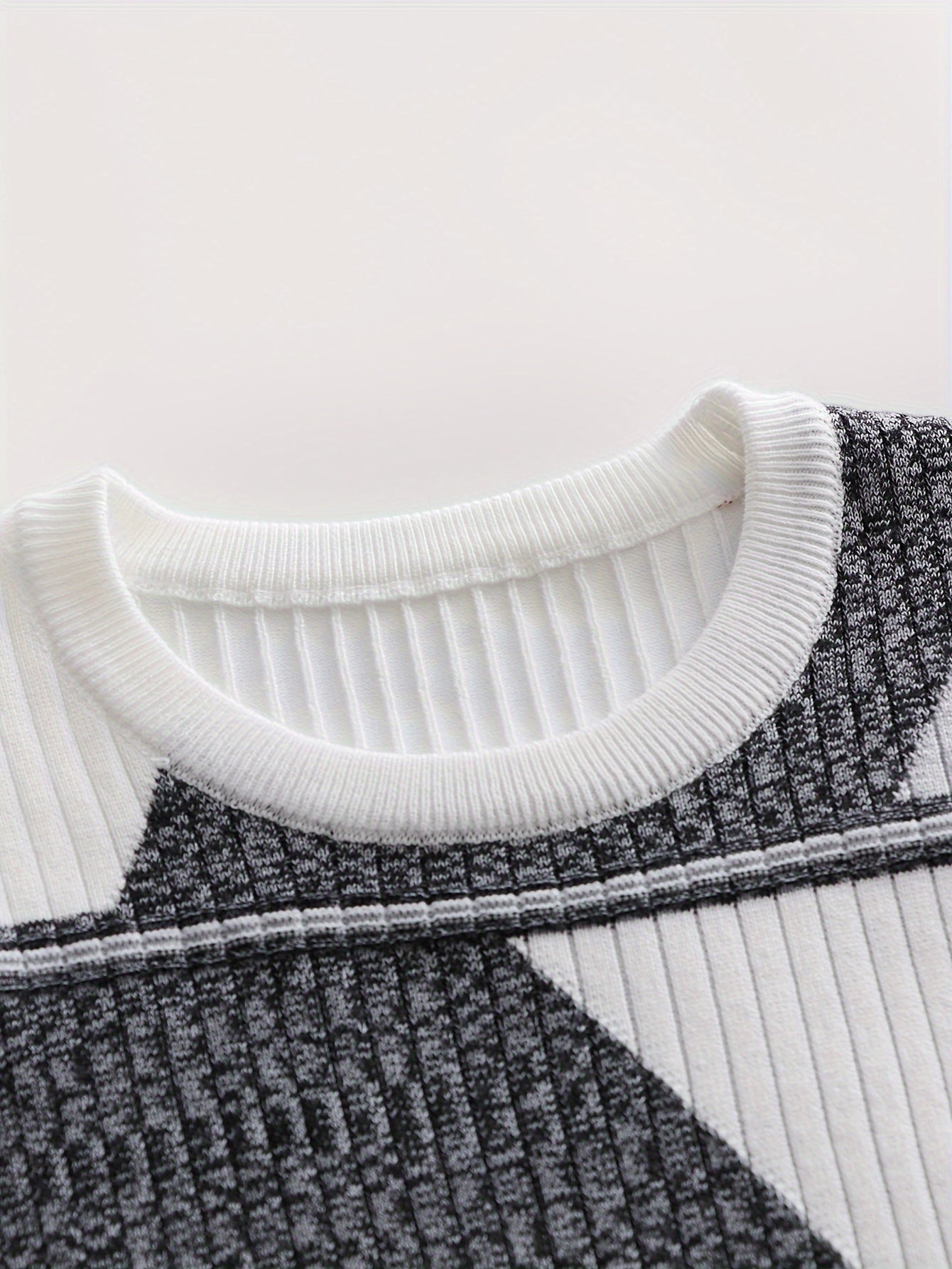 Տղամարդու նորաձև ադամանդե գույնի տրիկոտաժե երկար թևքով սվիտեր՝ արհեստական ​​տանձի գույնի, OBM անունով, առօրյա ոճով, կողավոր դետալներով, բարձր ձգվող գործվածքով, երկրաչափական նախշերով, կանոնավոր չափսերով, իդեալական է աշուն/ձմեռ համար։