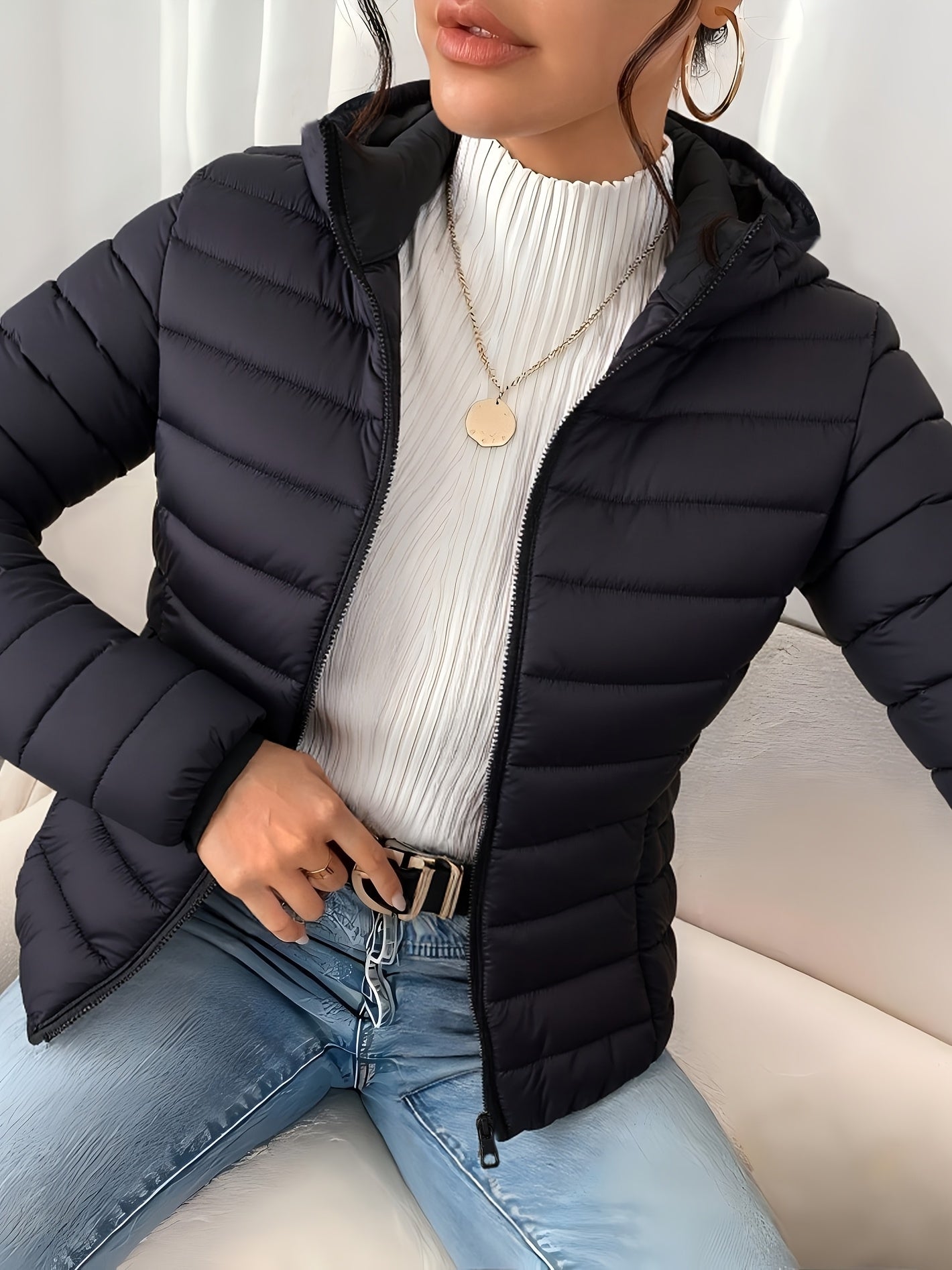 Կանացի գլխարկով բաճկոն - թեթև, տաք ձմեռային վերարկու՝ չձգվող գործվածքից, էլեգանտ ոճով, կառուցվածքային, հարմար է առօրյա և պաշտոնական հագուստի համար - աշուն/ձմեռ