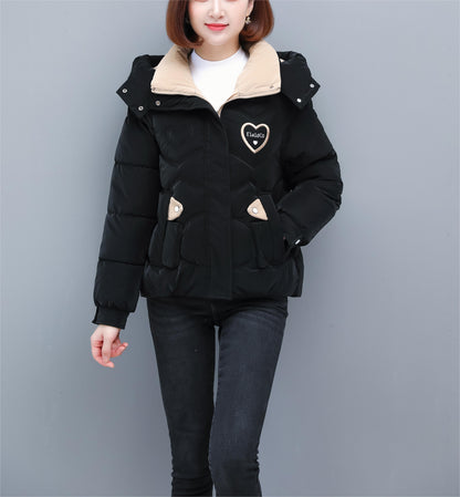 Կանացի ձմեռային գլխարկով բաճկոն - ոճային բեժ և սպիտակ կայծակաճարմանդով վերարկու՝ սրտիկ նախշերով, տաք պոլիեսթերային վերնազգեստ՝ առօրյա կամ նրբագեղ տեսքի համար, ձմեռային բաճկոն