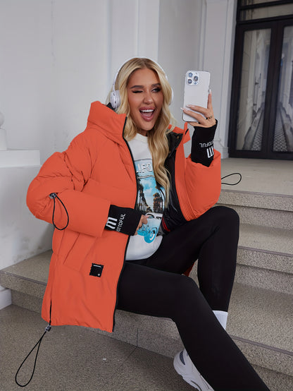 Կանացի ոճային բեժ գույնի փքված բաճկոն՝ առօրյա տաք ձմեռային վերարկու՝ սև եզրագծով, երկար թևքերով և կայծակաճարմանդով գլխարկով, պոլիեսթերային գործվածք՝ բացօթյա հարմարավետության համար։