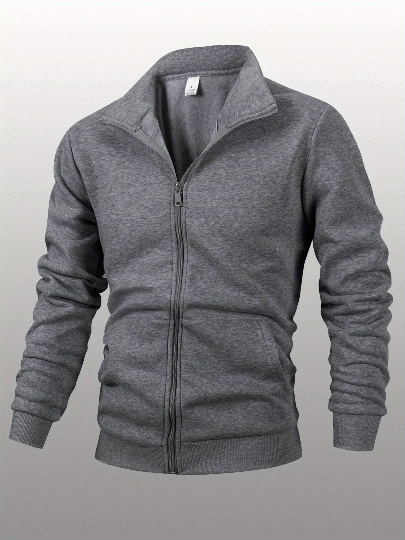 Տղամարդու միագույն բրդյա բաճկոն՝ կանգնած օձիքով, կայծակաճարմանդով, երկար թևքերով, սպորտային, առանց գլխարկի, մեծ կողային գրպաններով, հարմար է ամենօրյա կրելու, բացօթյա գործունեության, լեռնագնացության համար