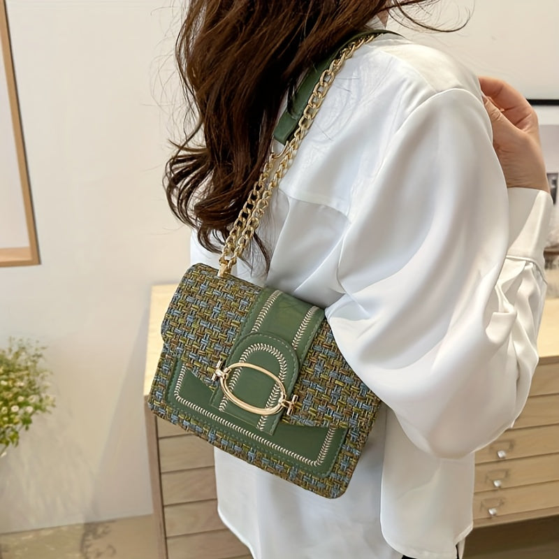 Վանդակավոր թվիդե պայուսակ՝ զարդարված ճարմանդով, քառակուսի ձևի՝ ուսը կրելու համար և շղթա՝ մարմնին խաչաձև կրելու համար, կատարյալ է ամենօրյա օգտագործման համար։