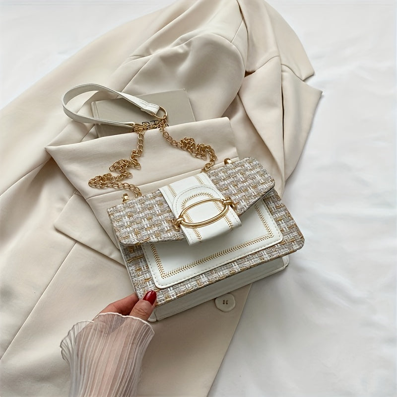 Վանդակավոր թվիդե պայուսակ՝ զարդարված ճարմանդով, քառակուսի ձևի՝ ուսը կրելու համար և շղթա՝ մարմնին խաչաձև կրելու համար, կատարյալ է ամենօրյա օգտագործման համար։