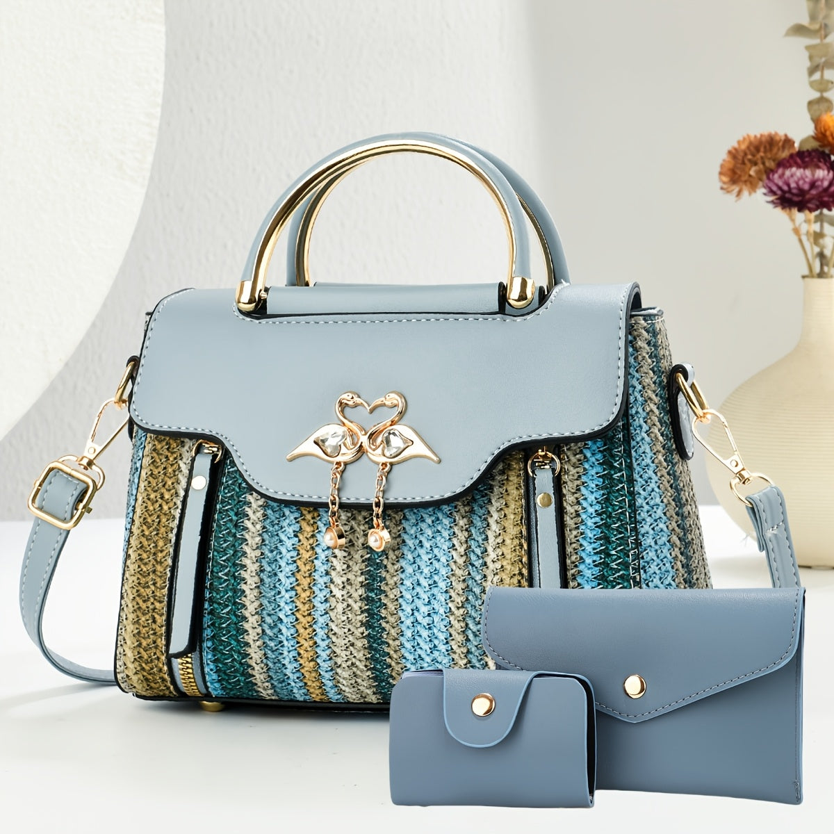 Կանացի պայուսակների հավաքածու՝ երեք հատից բաղկացած. տպագիր ուսի պայուսակներ, ոճային ձեռքի պայուսակներ և բազմակողմանի ուսապարկեր՝ մարմնին կպցնելու համար