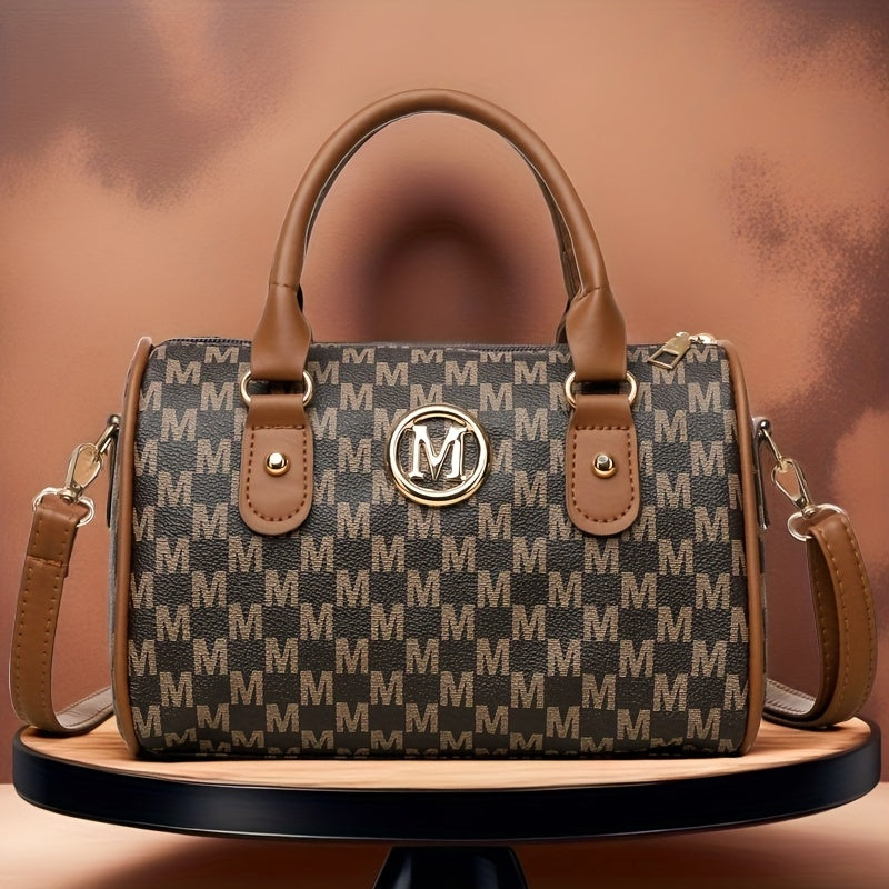 Նոր MINI կանացի նորաձև ուսապարկը՝ դասական մոնոգրամայով և ոսկեգույն «M» լոգոտիպով։ Այն կարող է կրվել խաչաձև և ունի անջատվող ուսային գոտի, ինչը այն հարմար է դարձնում ամենօրյա զբոսանքների, աշխատանքի, ճանապարհորդության և երեկույթների համար։