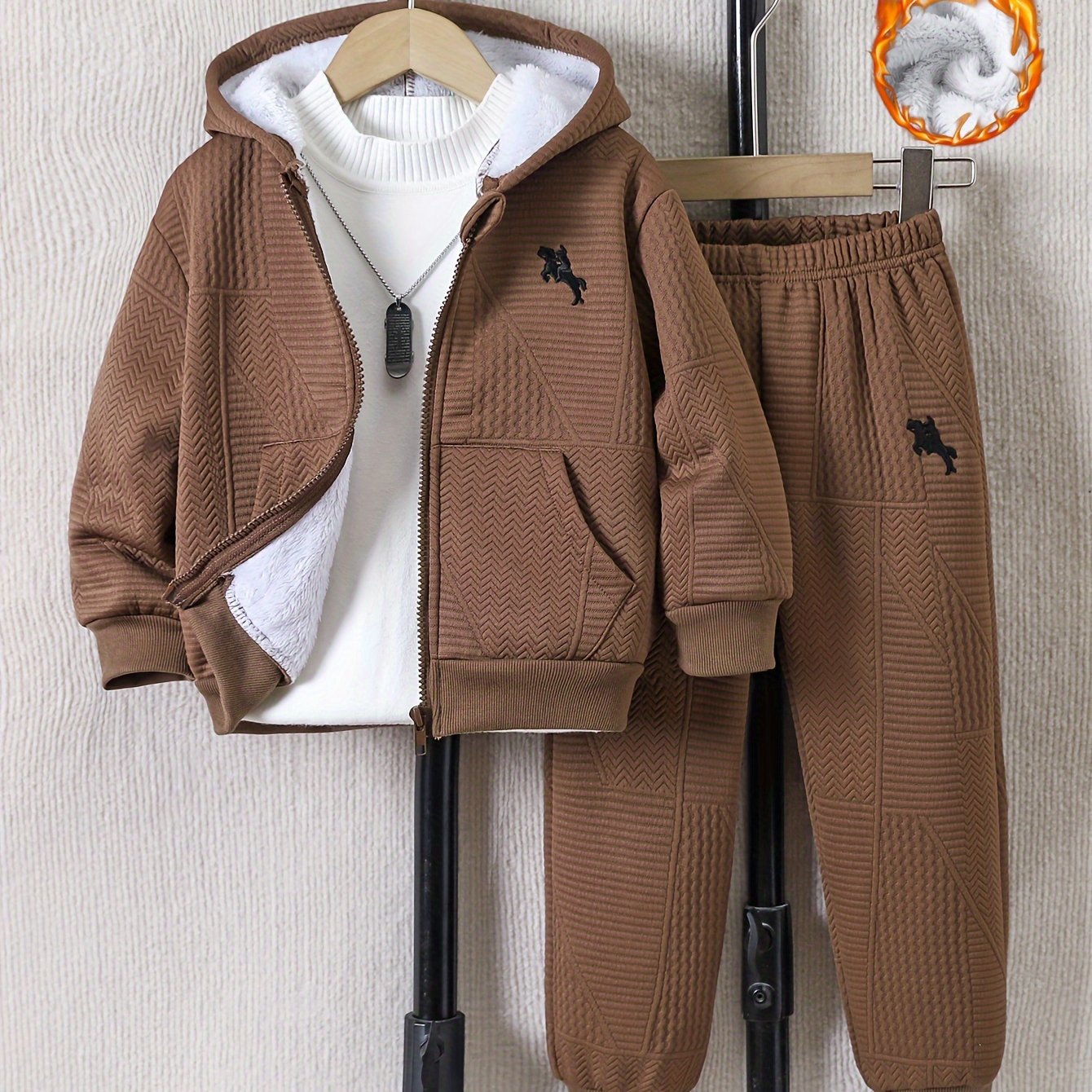 2 հատ տղաների համար նախատեսված առօրյա հագուստի հավաքածու, երկար թևքերով գլխարկով բաճկոն՝ ասեղնագործությամբ և կայծակաճարմանդով, երկրաչափական նախշերով տրիկոտաժե տաբատ, պոլիեսթերից և սպանդեքսի աստառով, սովորական չափսի՝ աշուն/ձմեռ, բացօթյա օգտագործման համար